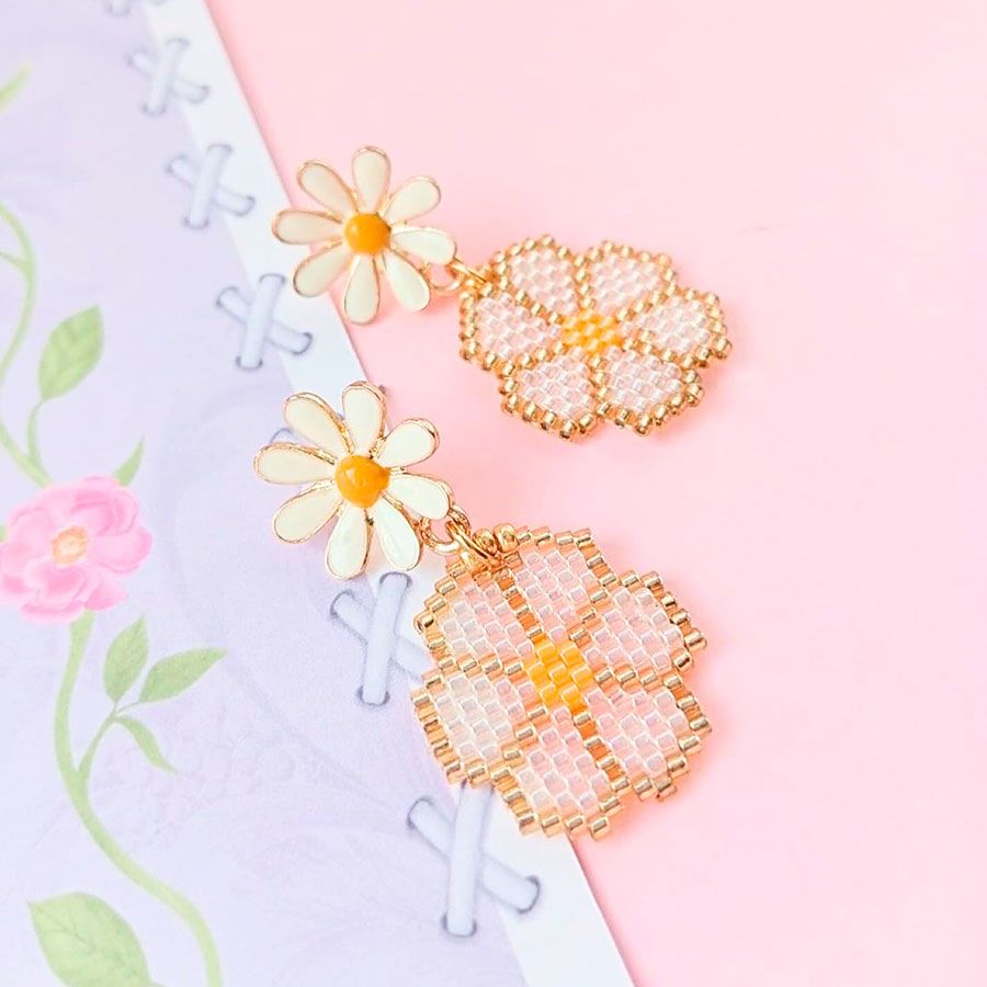 Pendientes margarita blanca hechos a mano con cuentas de crsital miyuki en Málaga por Joyas Coquetas