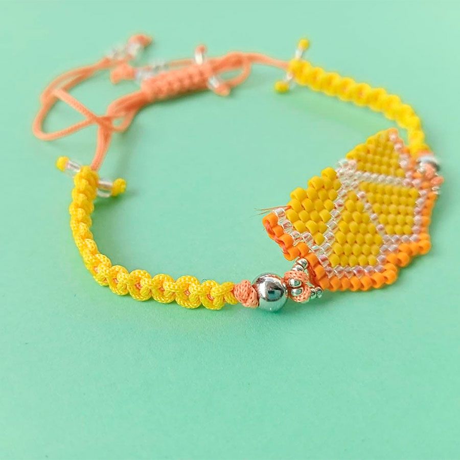 pulsera frutal naranja • Joyas Coquetas Vista lateral de la pulsera frutal naranja. Hecha a mano por Joyas Coquetas en España.