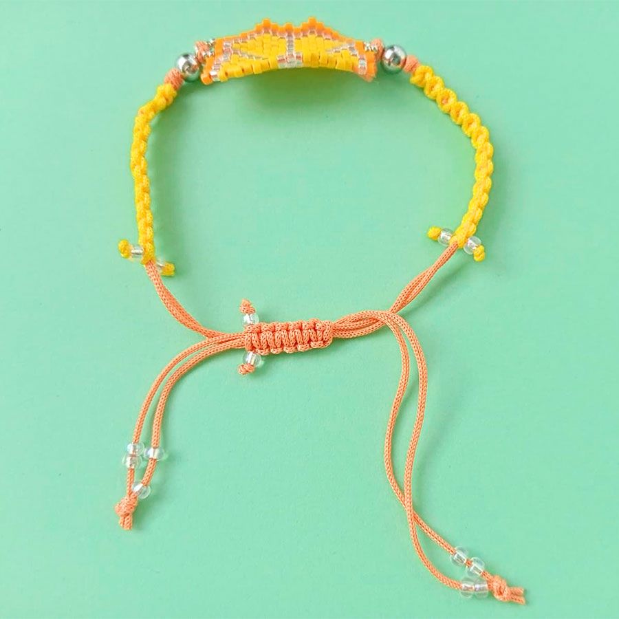 pulsera frutal naranja • Joyas Coquetas Detalle del cierre deslizante y ajustable macrame de la pulsera frutal naranja. Hecha a mano por Joyas Coquetas en España.