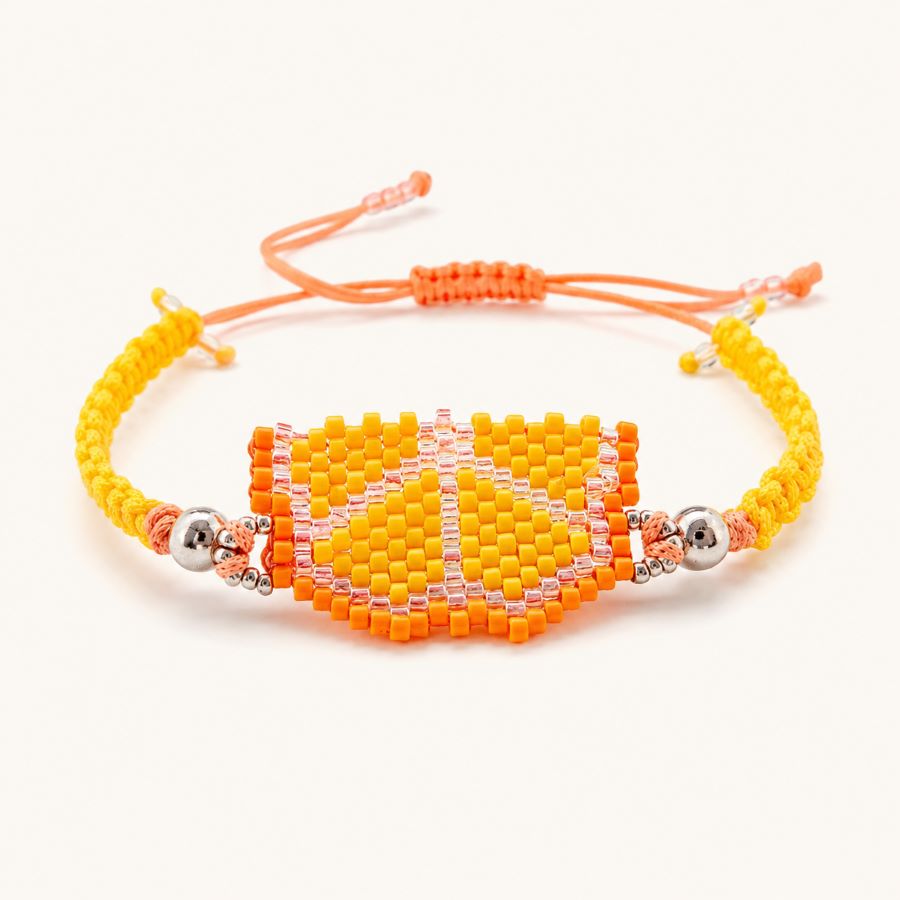 Pulsera Fruta Naranja Miyuki tejida a mano con cuentas japonesas Miyuki Delica sobre fondo blanco roto, hecha a mano por Joyas Coquetas en Málaga.
