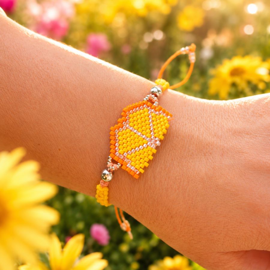 Pulsera Fruta Naranja Miyuki tejida a mano con cuentas japonesas Miyuki Delica sobre fondo blanco roto, hecha a mano por Joyas Coquetas en Málaga.