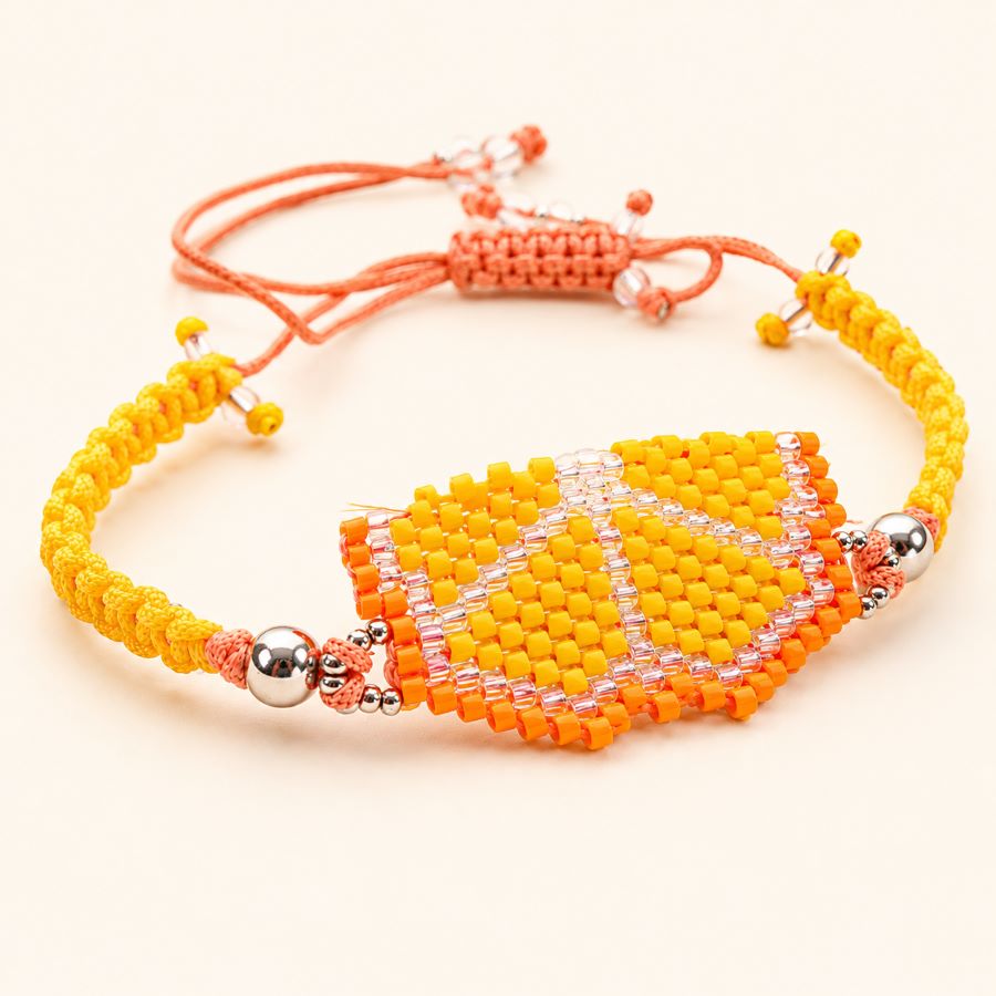 Pulsera Fruta Naranja Miyuki • Joyas Coquetas Vista lateral de la Pulsera Fruta Naranja Miyuki mostrando el volumen y el tejido artesanal, hecha a mano por Joyas Coquetas en Málaga.