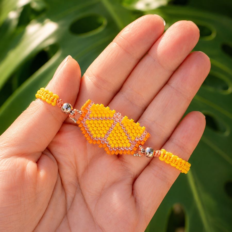 Pulsera Fruta Naranja Miyuki • Joyas Coquetas Pulsera Fruta Naranja Miyuki sostenida en la mano para mostrar su tamaño real, hecha a mano por Joyas Coquetas en Málaga.