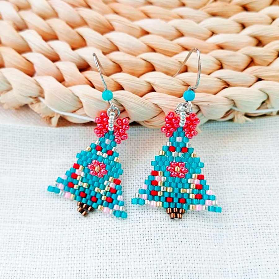 pendientes navidad artesanales árbol de navidad hechos a mano con cuentas miyuki. Hechos por Joyas Coquetas en Málaga, España