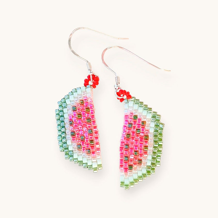 Pendientes sandía artesanales hechos a mano con cuentas de cristal miyuki. Joyas coquetas, Málaga, España