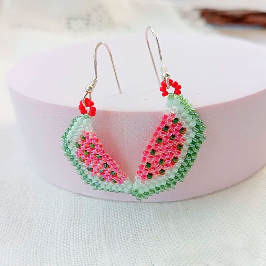 Pendientes sandía artesanales hechos a mano con cuentas de cristal miyuki. Joyas coquetas, Málaga, España
