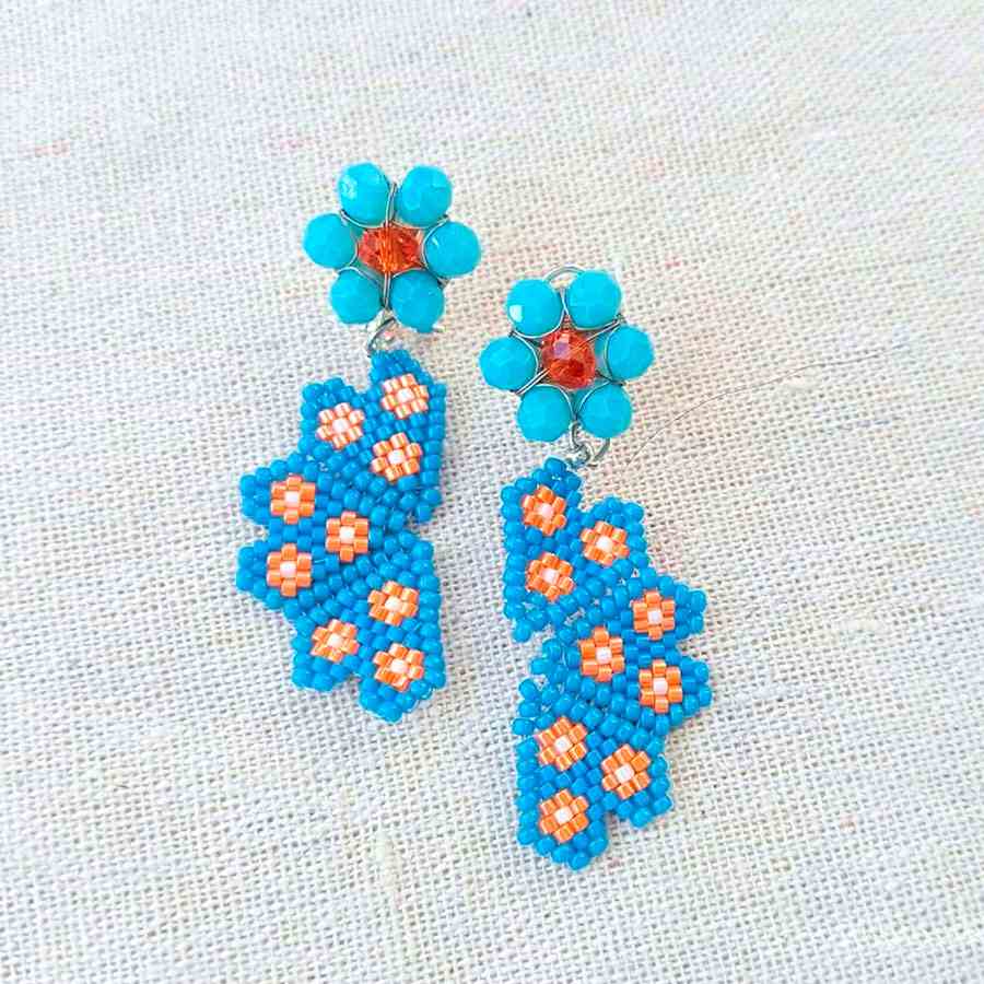 Pendientes abanico flor de cuentas Miyuki con flores naranjas hechos a mano en España por joyas coquetas