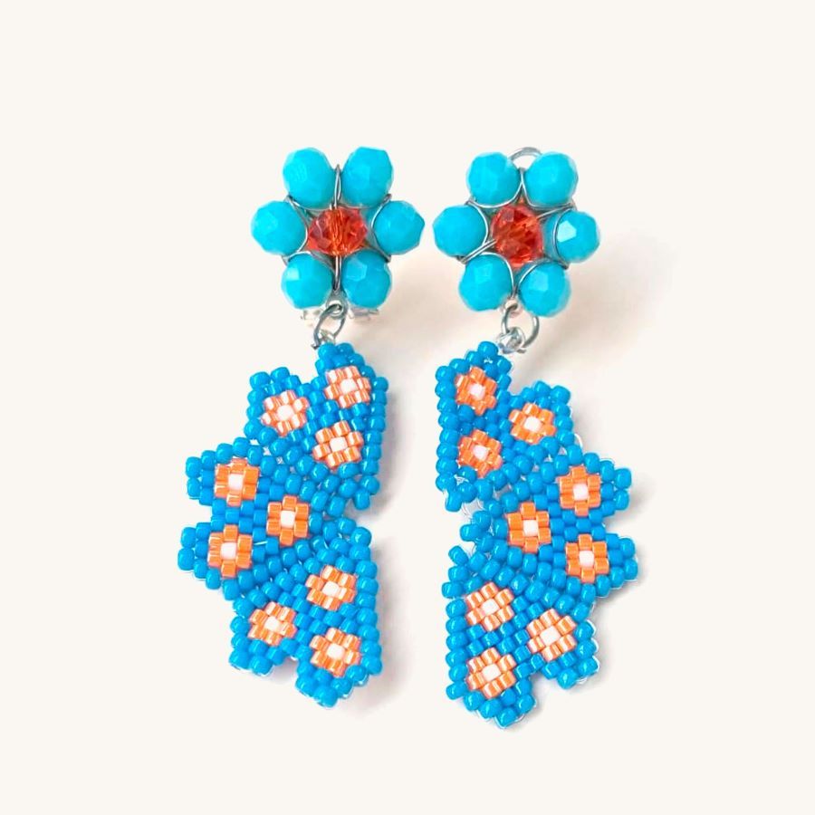 Pendientes abanico flor turquesa y naranja hechos a mano con cuentas Miyuki. Hechos a mano en Málaga por Joyas Coquetas.