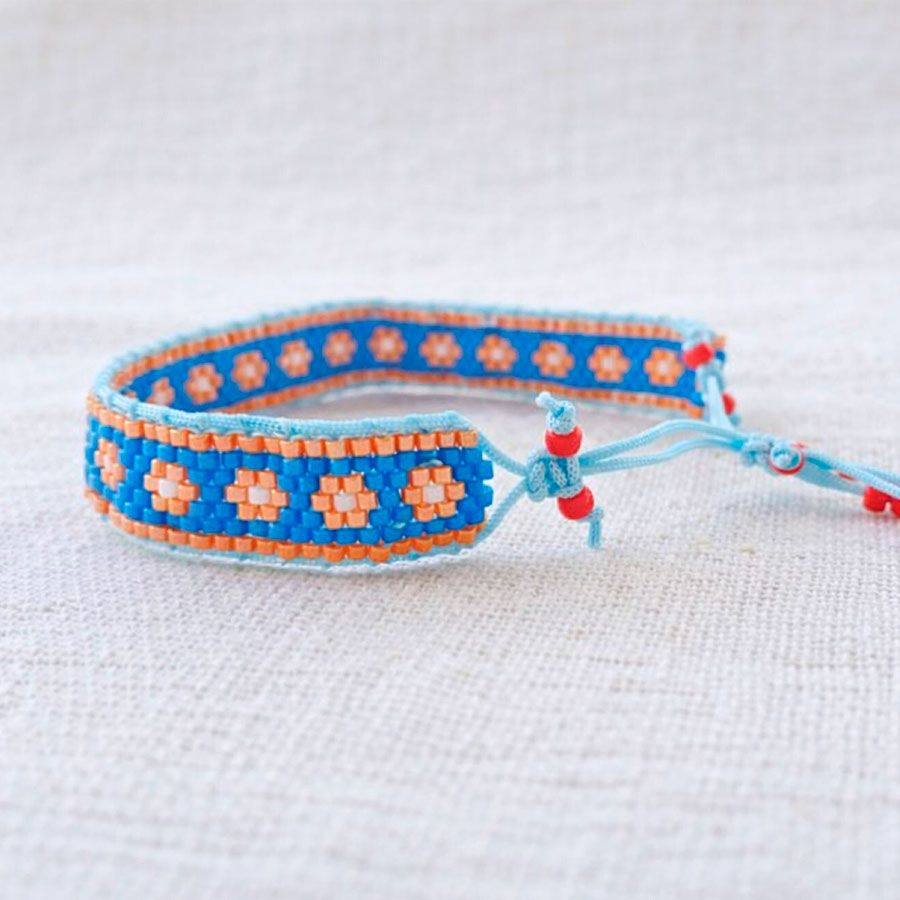 Pulsera artesanal flores • Joyas Coquetas Vista lateral de pulsera Miyuki con motivo floral, tejida a mano por joyas coquetas en Europa