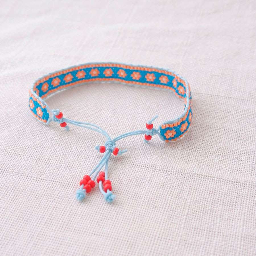 Pulsera artesanal flores • Joyas Coquetas Detalle del cierre ajustable de una pulsera artesanal elaborada por joyas coquetas en Europa