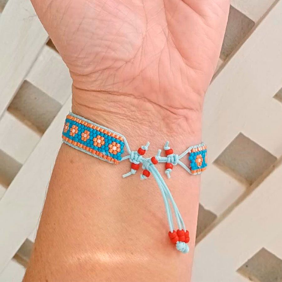 Pulsera artesanal flores • Joyas Coquetas Vista trasera de una pulsera ajustable tejida a mano por joyas coquetas en Europa