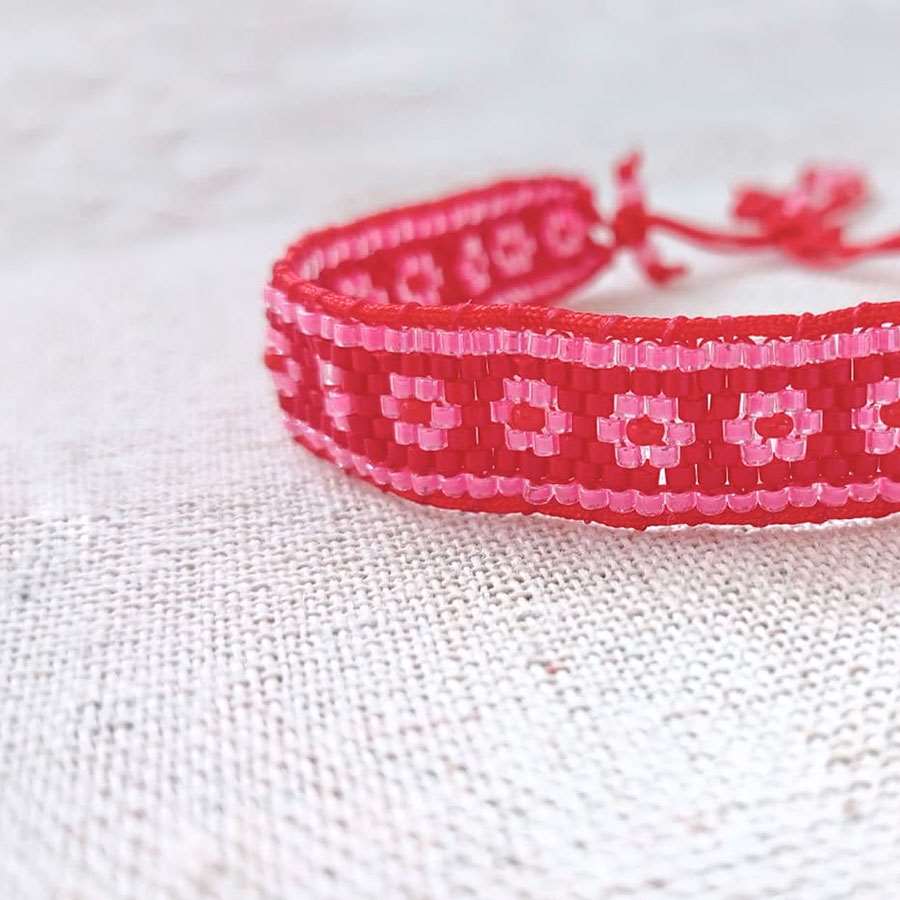 Pulsera Miyuki Flores • Joyas Coquetas Detalle de pulsera artesanal con cuentas de cristal Miyuki en tonos rosa y rojo. Hecha a mano por joyas Coquetas en Málaga.