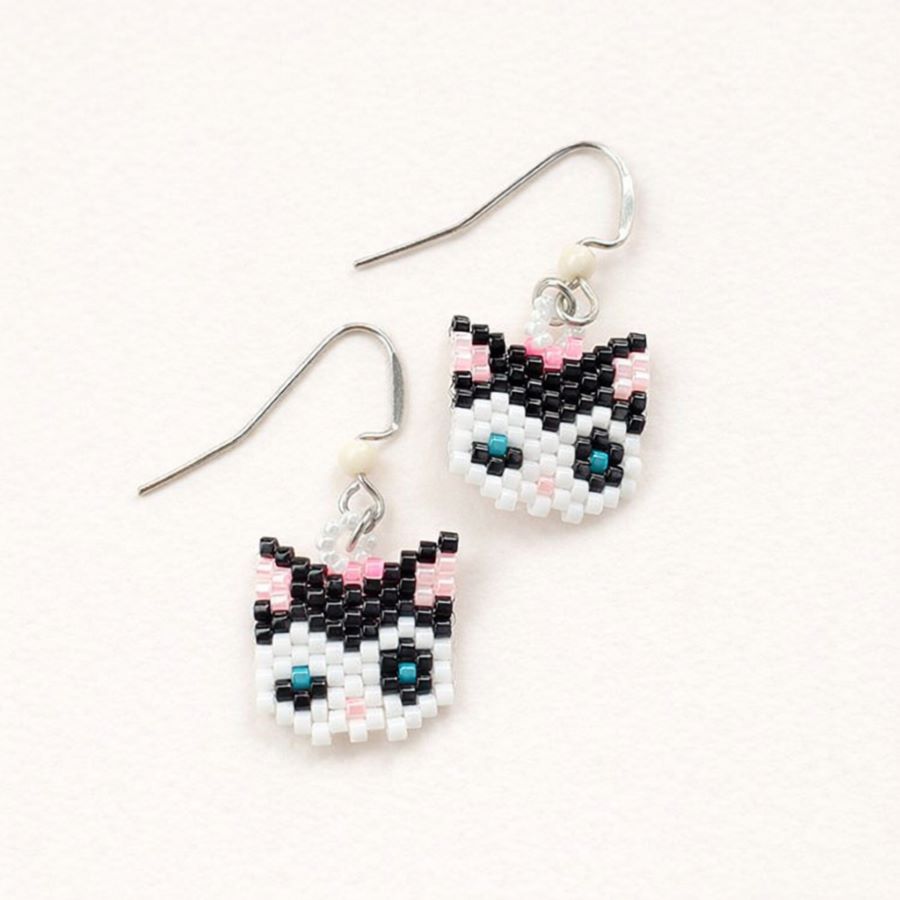 Pendientes gata artesanales elaborados a mano con cuentas de cristal Miyuki, Hechos a mano por Joyas coquetas en España.