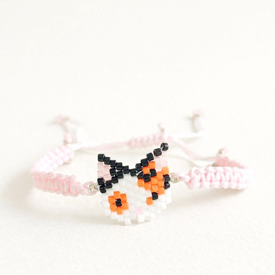 Pulsera gatita rosa hecha a mano en España por Joyas Coquetas, pulsera ajustable de macramé con gatito de cuentas Miyuki