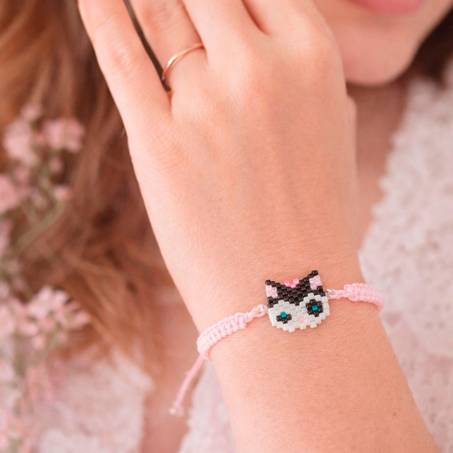 Pulsera Gatita Lazo Rosa • Joyas Coquetas Pulsera Gatita Lazo Rosa en muñeca con estilo delicado y femenino. Hecha en España por Joyas Coquetas.