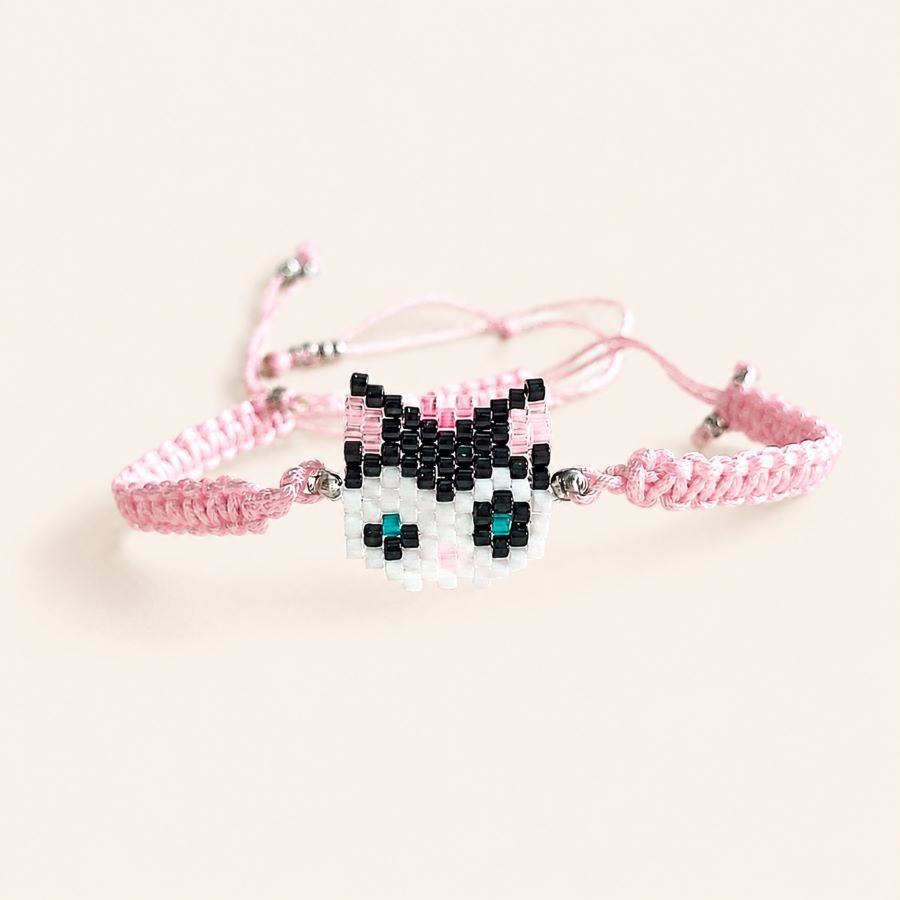 Pulsera Gatita Lazo Rosa, hecha con cuentas Miyuki y macramé rosa, hecha en Málaga por Joyas Coquetas