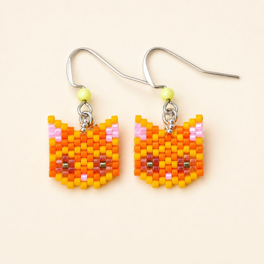 Pendientes gato naranja hechos a mano con cuentas japonesas miyuki. Joyas Coquetas en Málaga.