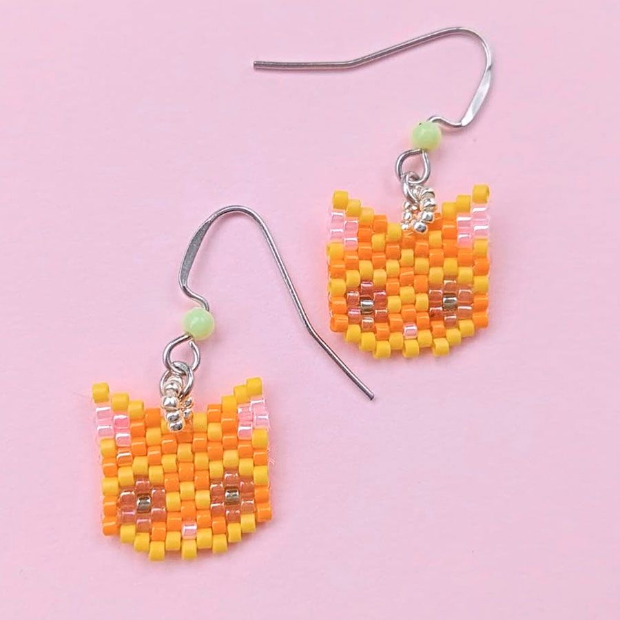 Joyas Coquetas y Divertidas hechas a mano • Joyas Coquetas pendientes gato naranja hechos a mano fondo rosa. Joyas Coquetas, España