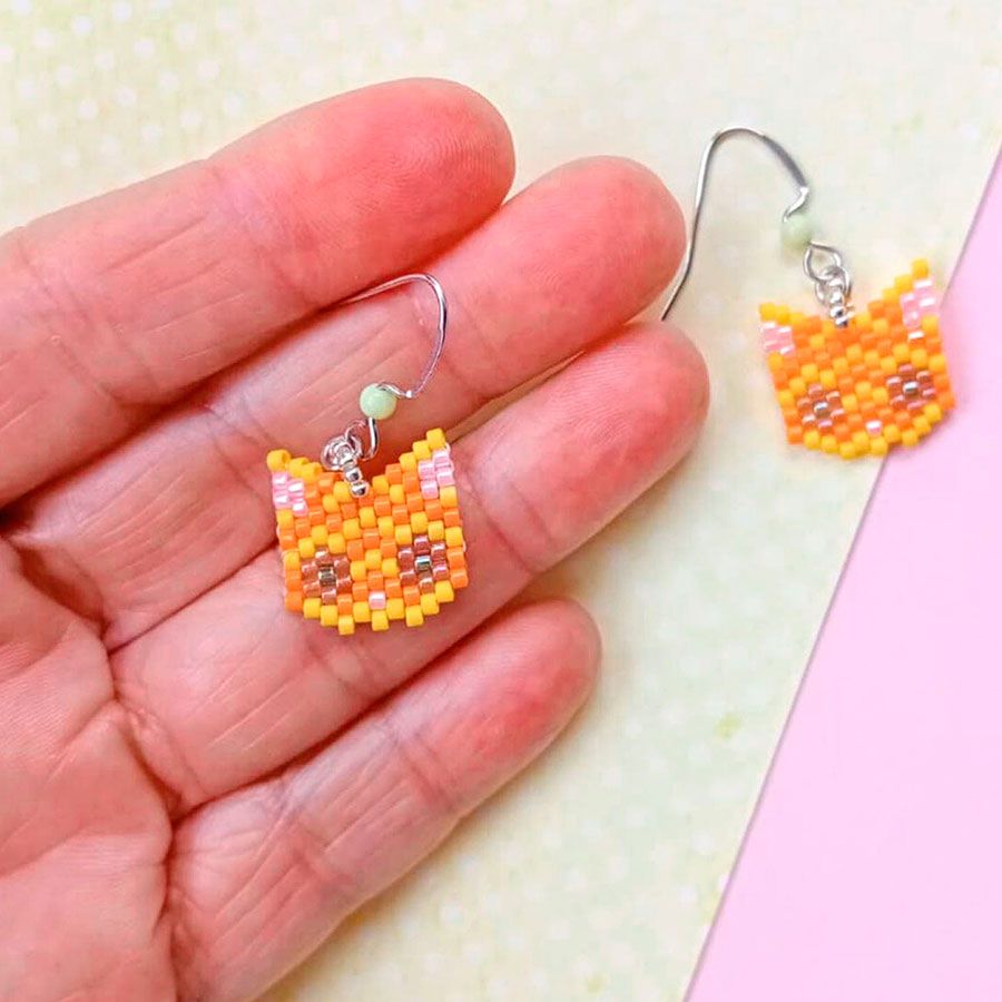 Pendientes gato naranja • Joyas Coquetas pendientes gato naranja miyuki tamaño real en mano. Hecho a mano en España por Joyas Coquetas.
