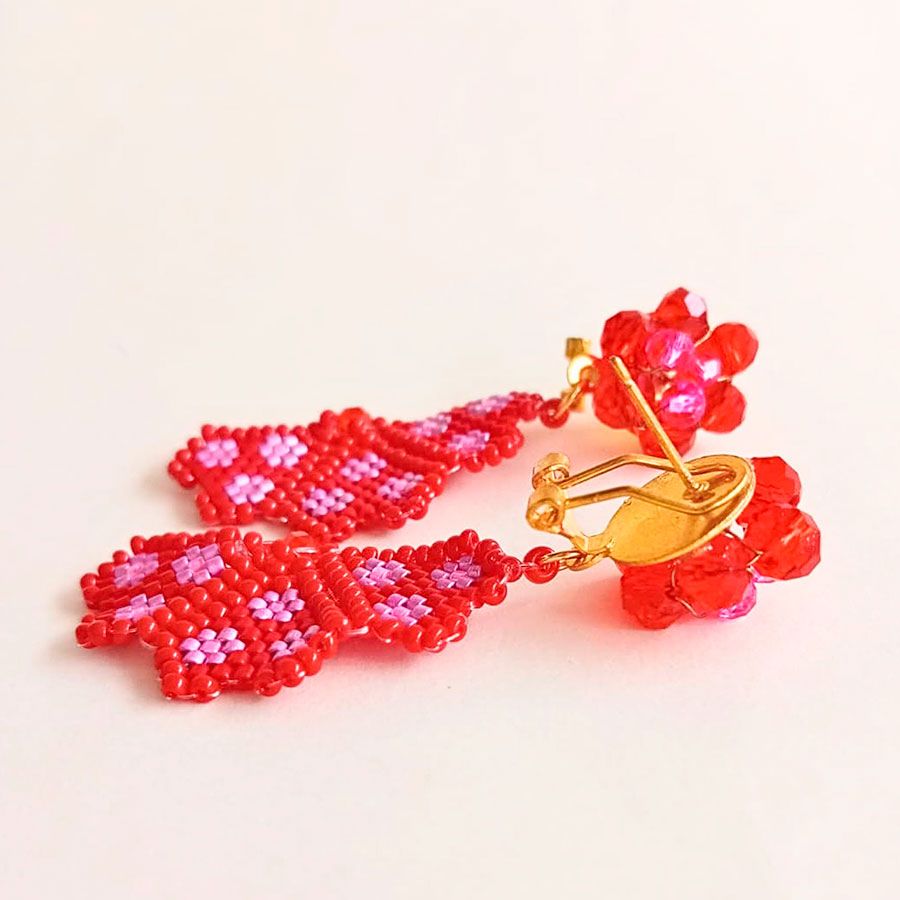 Pendientes rojos artesanales • Joyas Coquetas Cierre de pendientes Miyuki rojos con enganche clip dorado. Hechos a mano en España por Joyas Coquetas.