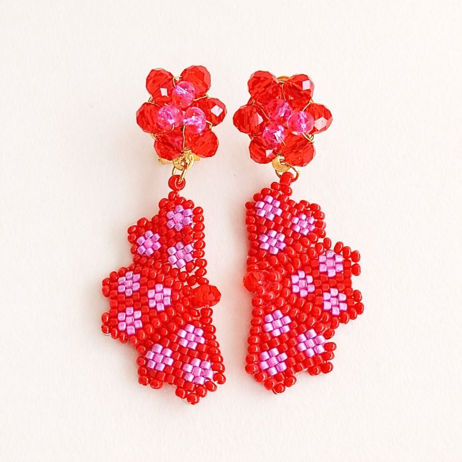 Joyas Coquetas y Divertidas hechas a mano • Joyas Coquetas Pendientes rojos artesanales Miyuki hechos a mano vista frontal. Hechos a mano por joyas coquetas en España.