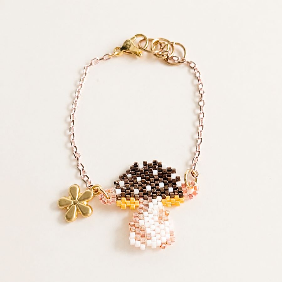 Pulsera Artesanal Mushroom; hecha a mano con cuentas Miyuki y cadena metálica ajustable. Hecha por Joyas Coquetas en Málaga.
