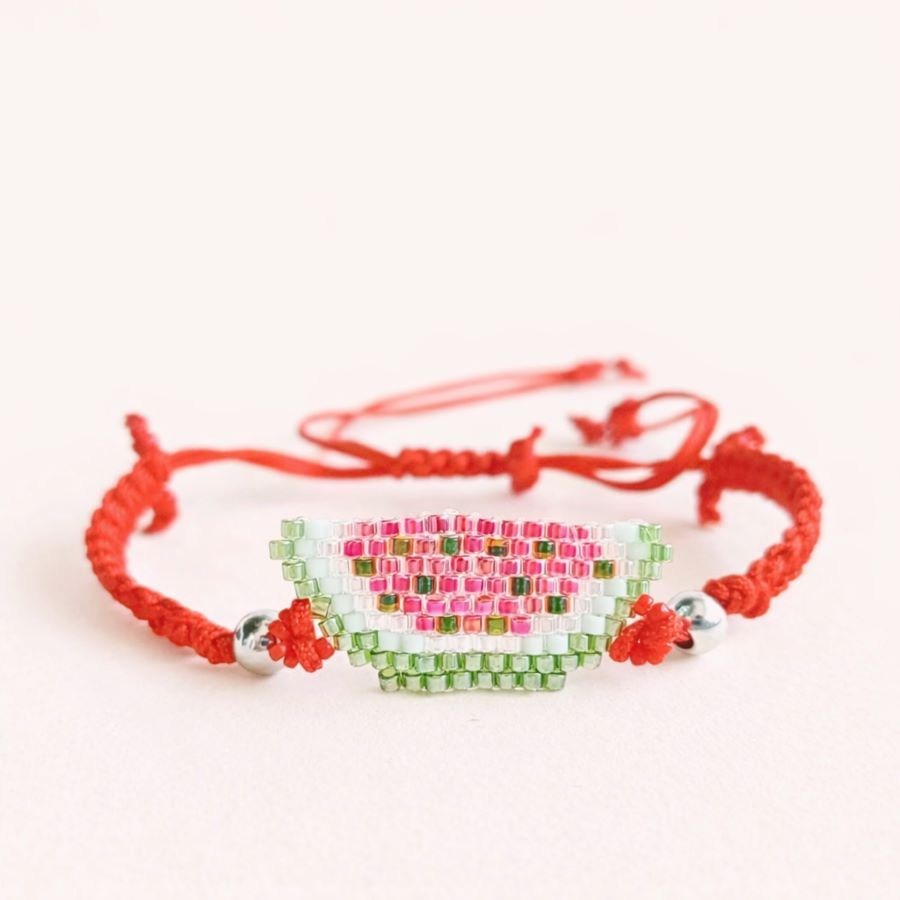 Joyas Coquetas y Divertidas hechas a mano • Joyas Coquetas pulsera sandía ajustable, con dije de media sandía elaborada con cuentas de cristal miyuki. Hecho en España por Joyas Coquetas