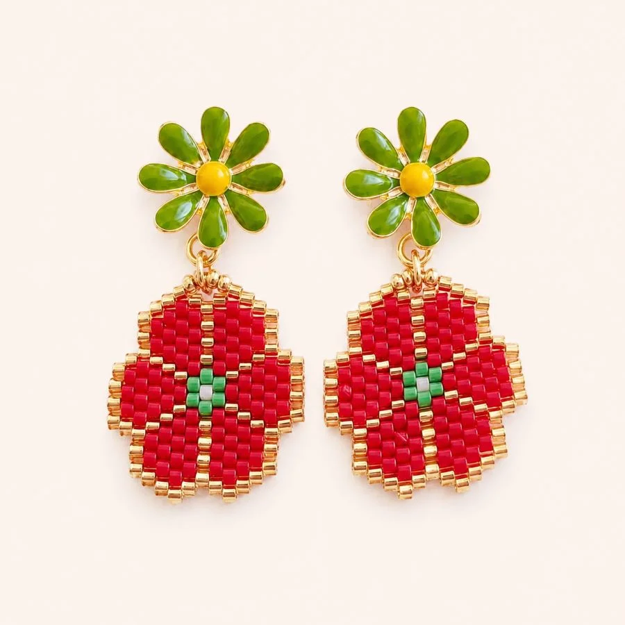 Pendientes flor roja, artesanales hechos en Málaga por Joyas Coquetas sobre fondo blanco
