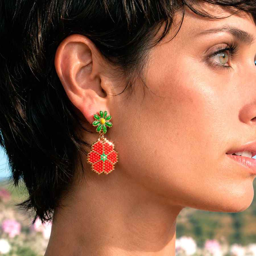 Pendientes flor roja miyuki artesanales hechos en Málaga por Joyas Coquetas puestos en modelo estilo editorial