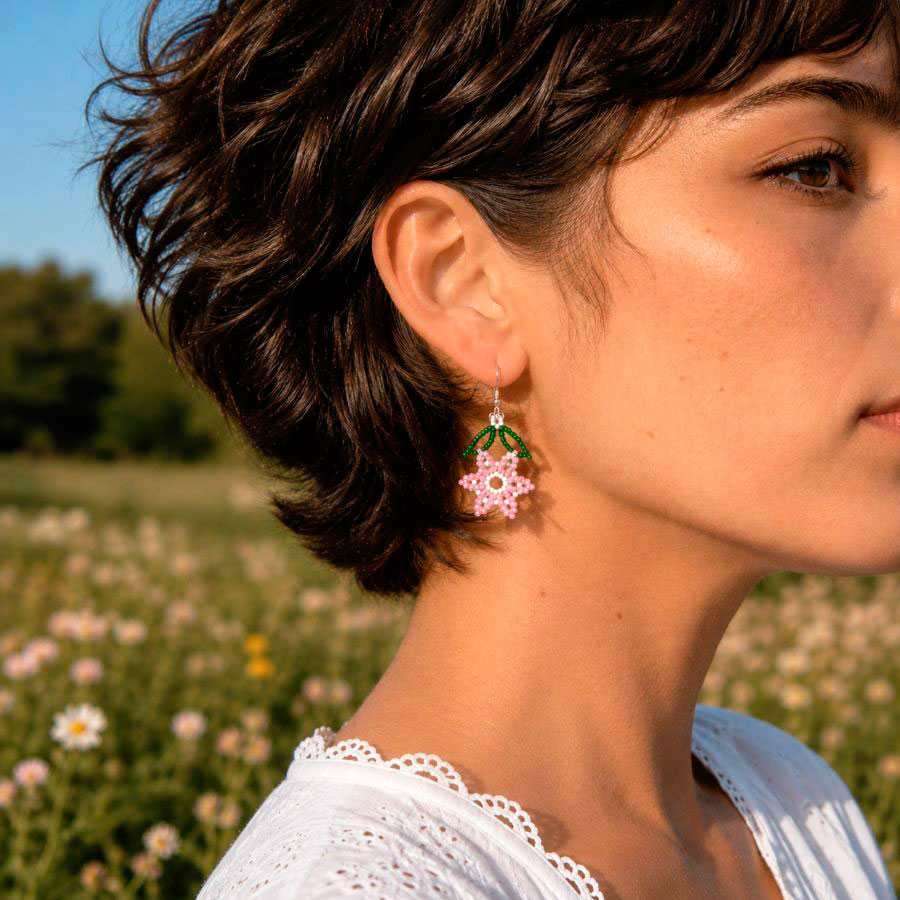 Pendientes flor rosa hechos a mano con cuentas de cristal y gancho de plata 925. Hechos en Málaga por Joyas Coquetas.