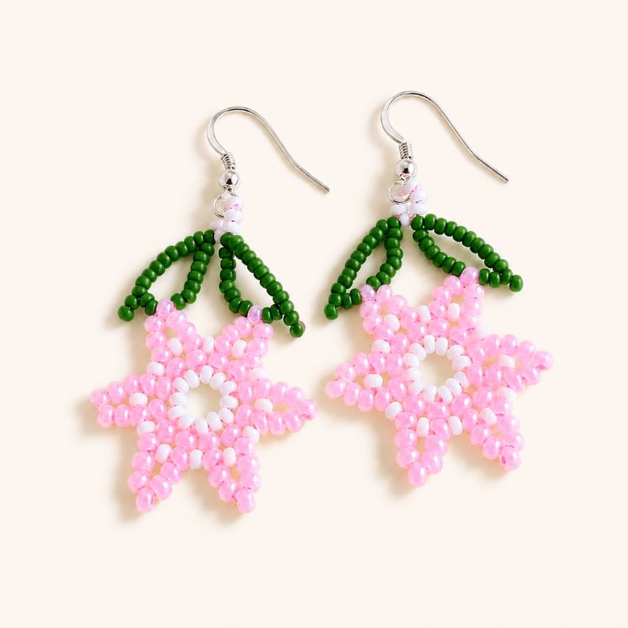 Pendientes flor rosa hechos a mano con cuentas de cristal y gancho de plata 925. Hechos en Málaga por Joyas Coquetas.