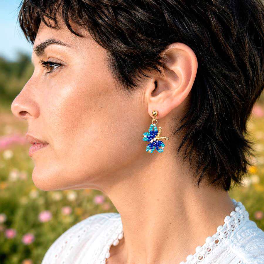 Pendientes mariposas miyuki azules. hechos a mano por Joyas Coquetas en Málaga sobre fondo blanco minimalista.