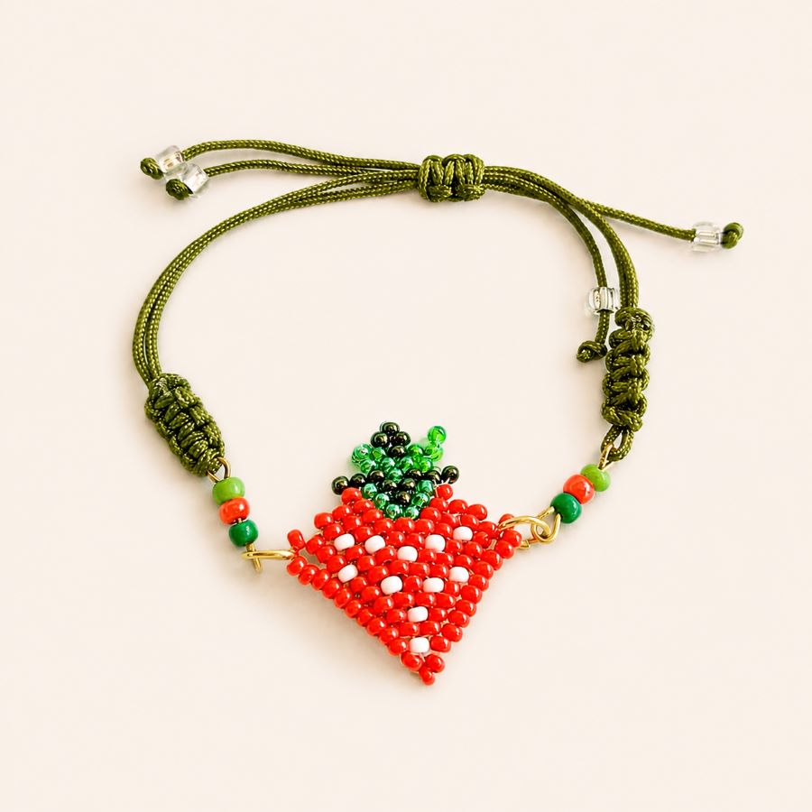 Pulsera fresa miyuki artesanal y cordón ajustable de macramé para niñas, hecha a mano en Málaga por Joyas Coquetas