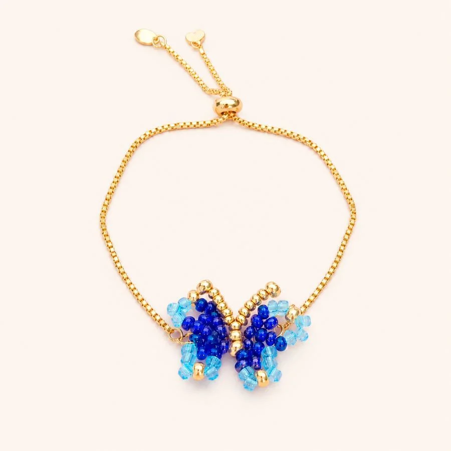 Pulsera mariposa azul artesanal hecha a mano en Málaga por Joyas Coquetas con cristal checo, cuentas Miyuki y cadena dorada ajustable